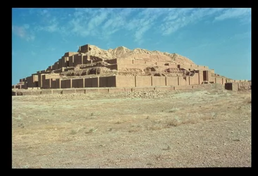 エラム人のウンタシュ＝ガル王（前1265〜46年）が建設したジッグラトの南側からの眺め（写真