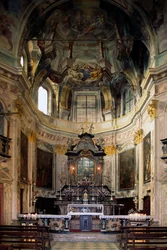 ロレンツォ・ペラチーノ（1710-1788）による祭壇とフレスコ画の眺め（イタリア、ピエモンテ州、マドンナ・デル・サッソの聖域