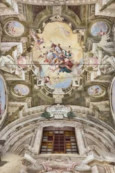 テアティーニ ルーム、サン ヴィンチェンツォ教会、ピアチェンツァ、エミリア ロマーニャ、イタリアのフレスコ画のある金庫室の眺め (写真)