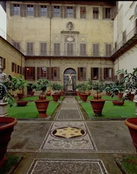 メディチ家の紋章をあしらったモザイク舗装が施された城壁庭園の眺め（写真