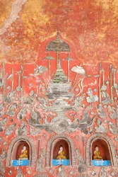 小さな仏像と鉛のガラス像のある壁、ミャンマー、インレー湖、ニャウンシュエ、シュエ ヤンフェ キョン僧院 (写真)