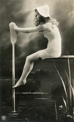 ナイトドレスを着た女性、c。 1900年代初頭（ポストカード）