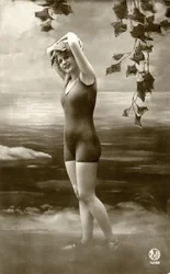 水着姿の女性、c. 1900年代初頭（ポストカード）