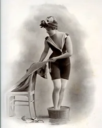足湯をする水着姿の若い女性（ベル・エポック時代）、1900年頃（白黒写真）