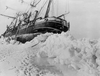 帝国南極横断探検隊：流氷にはまったエンデュランス号（1914-17年頃）（写真