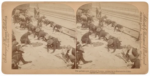 1898年、キューバへの出航を準備する "勇敢な25番隊"（写真）