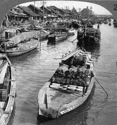 1904年に東京で忙しい貨物運河。