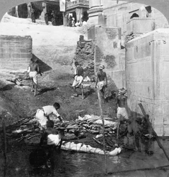 1903年、インドのベナレスバラナシでヒンドゥー教の死者の入浴と燃焼。