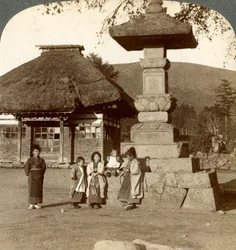 日本の村の学校の遊び場にいる子供たち、1904