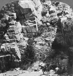 1902年、カリフォルニア州ヨセミテバレーの東端で急なジグザグトレイルを登る