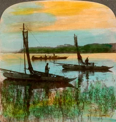 1904年の日本の横浜近くの夕暮れ時の漁船。