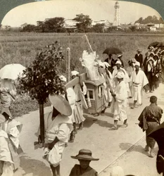 1904年に大阪へ向かう堺へ向かう途中、豊かな仏教徒の葬列。