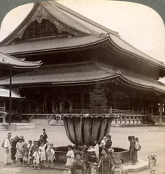 1904年に日本最大の仏教寺院である東本願寺の正面。
