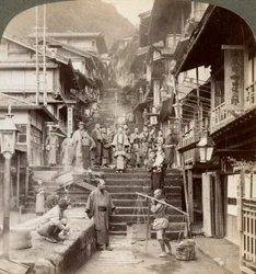 有名な温泉の村、伊香尾、1904年に春名山の急な側のメイン通り。