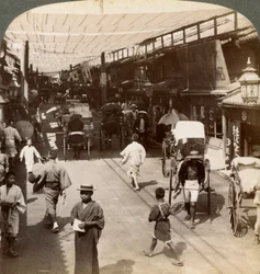 1904年京都の繁華街、四条芭蕉通の日よけの下の真夏の交通