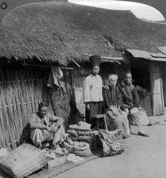 ビルマ北部のモゴック近くのネイティブショップと顧客。c1900年代。