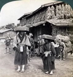 1904年河口湖近くの小さなゴングを叩く巡礼者乞食
