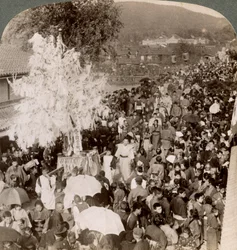 1904年京都帝国博物館への橋を渡って神聖なオブジェクトを運ぶ神道行列。
