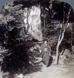 1904年、日本の湯本にある滝の水しぶき。