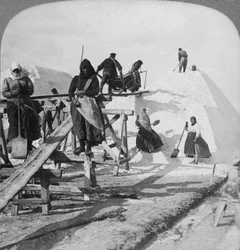 ロシア、黒海、ソリネンの大塩田で塩を積み上げる、1898年