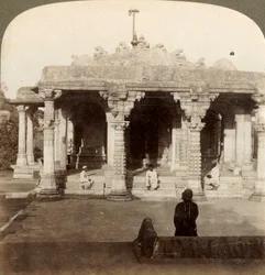 1903年、インド、ジャイナ教の神聖な山、アブのディルワラにある素晴らしい大理石の寺院。