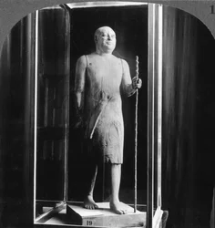 1905年にエジプトのカイロにあるシェクエルベレドと呼ばれる有名な木製の像。