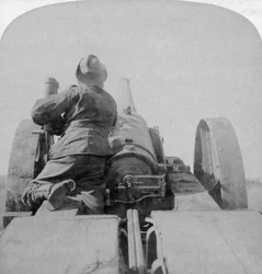 1900年6月4日、南アフリカのプレトリア要塞でHMSモナークの4.7インチ砲を訓練する。