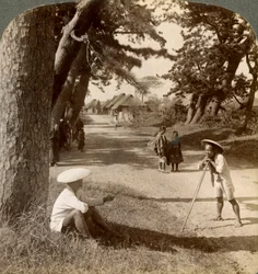 1904年、東京から京都への古い郵便道、鈴川で松の下で休憩した旅行者。