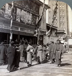 1904年に東京の浅草タワーを見下ろしながらシアターストリートで無料のショーを鑑賞