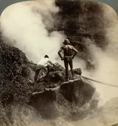1904年に阿蘇山の火山の途中で蒸気の噴火と泥の沸騰を観察