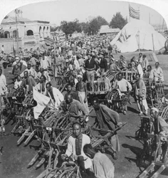 ボートの着陸時の手押し車輸送、天津天津、中国、1901