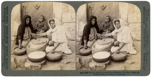 1900年にパレスチナの工場で粉砕する女性。