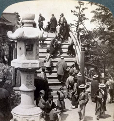 半円形の橋を渡って亀戸寺へと向かった崇拝者たち