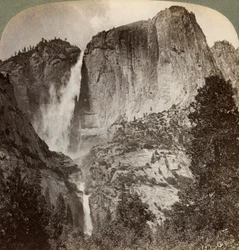 ヨセミテポイントと風が吹くヨセミテ滝、米国カリフォルニア州ヨセミテバレー、1902年
