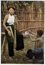 アヘンを吸うアジア人女性（1898年頃