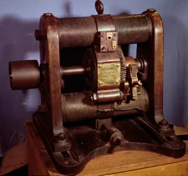 1877年にサッターとレモニエの工場で実現した直流電流を流すグラム型のダイナモ電気機器。1877.