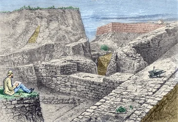 発掘中のトロイの壁（ヒサールリク）の図面を撮るハインリッヒ・シュリーマン