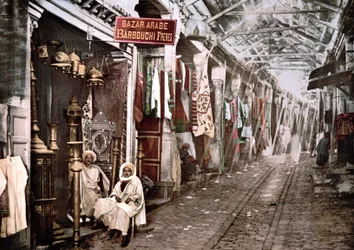 チュニスのLe souc el Trouck：フランス語で「Bazaar arabic Barbouchi brothers」と書かれた看板のある店。フォトクローム、1900年。
