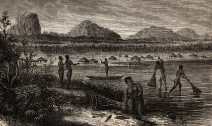 ロヴマ川（モザンビーク）の白濁水の近くで、魚の漁活動をしている様子。1840年から1856年にかけて行われたリビングストン博士の南部アフリカへの最初の航海を示すエングレーヴィング。