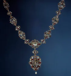 神聖帝国皇帝、ボヘミア王、ハンガリー王ロドルフ2世（1552-1612）のネックレス エナメル、金、高級石製で、受難の場面を描いたペンダントが付いています。16世紀パリ、ルーヴル美術館
