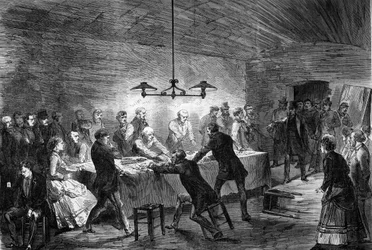 1870年、パリ。逮捕は、ラルプ通りの地下賭博場で行われる。