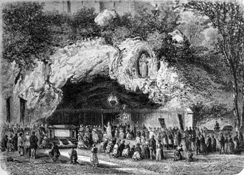 1858年にベルナデット・スービロウス（1844-1879）に聖母が現れたピレネー山脈の高地にあるルルドの奇跡の洞窟の前にあるペレラン、現在の巡礼地。19世紀のエングレーヴィング
