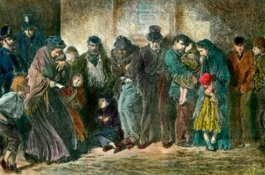 Poverty in London at the door of a shelter 貧乏で空腹の家族が家の前に並ぶ。1869年のエングレーヴィング。個人蔵