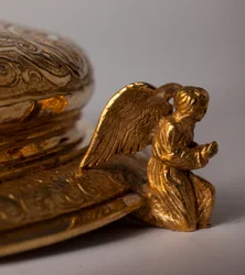 聖遺物の十字架。ジュエルを使った金属加工。由来 修道院（サン・アマン・トゥルネー、元エルノン。16世紀の作品。詳細はこちら。