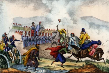 1837年、コンスタンティヌスにあるアフリカのフランス軍が形成した広場の前でのアラブ人の退却。レオーネ・ガリベール著「アルジェリの歴史」第2巻より