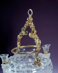 ロッククリスタル製の花瓶の持ち手が、ノエの酔いを表現している。1550年頃、パリルーブル美術館