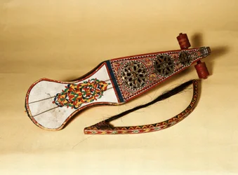 弦楽器；ラバブ（rubab, robab, rebab, rubob, rawap）。北アフリカが発祥の地