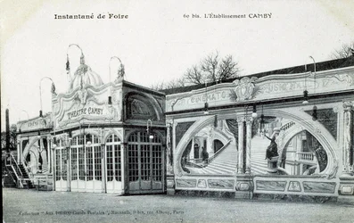 1906年、パリのカンビー劇場ビル（写真）