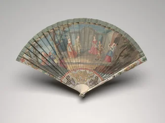 イタリア座のシーンを描いたブリセファン、c.1700-25（象牙または骨の刃のガッシュ、シルクリボン、金メッキ、真珠層、真ちゅう）