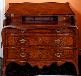 家具：杉材のチェスト。1735-1745年頃 Dim.97x137x68 cm プライベートコレクション